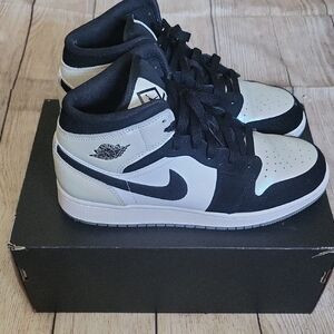 Nike Air Jordan 1 Mid SE GS Size 7